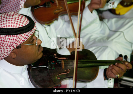 Saudi Arabian musicisti suonano violino al matrimonio tradizionale celebrazione. El Tur, Sinai, Egitto Foto Stock