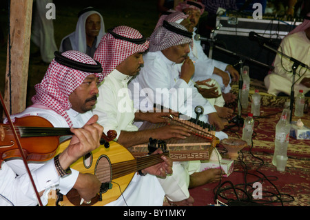 Saudi Arabian musicisti suonano violino, oud e cetra al matrimonio tradizionale celebrazione. El Tur, Sinai, Egitto Foto Stock