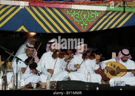 Saudi Arabian musicisti suonano il violino e oud al matrimonio tradizionale celebrazione. El Tur, Sinai, Egitto Foto Stock