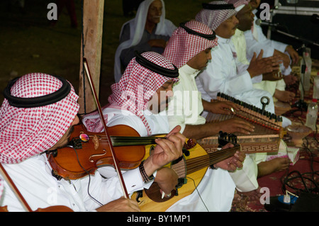 Saudi Arabian musicisti suonano violino, oud e cetra al matrimonio tradizionale celebrazione. El Tur, Sinai, Egitto Foto Stock