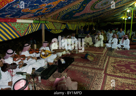 Saudi Arabian musicisti suonano violino, oud e cetra al matrimonio tradizionale celebrazione. El Tur, Sinai, Egitto Foto Stock