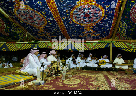 Saudi Arabian musicisti suonano i tamburi, violino, oud e cetra al matrimonio tradizionale celebrazione. El Tur, Sinai, Egitto Foto Stock