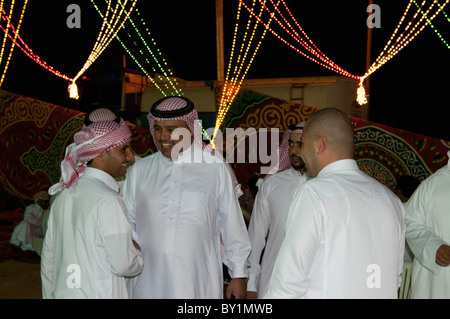 Gli ospiti salutatevi durante un beduino tradizionale celebrazione di matrimonio. El Tur, Sinai, Egitto Foto Stock