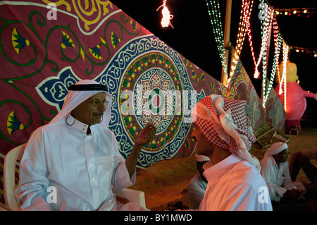 Bedouin sheikh riceve la valutazione durante la tradizionale festa di nozze. El Tur, Sinai, Egitto Foto Stock