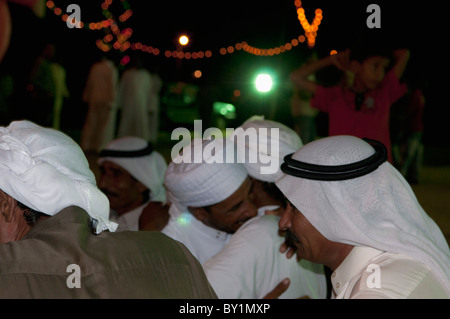 Gli ospiti salutatevi durante un beduino tradizionale celebrazione di matrimonio. El Tur, Sinai, Egitto Foto Stock