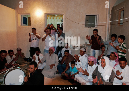 Bedouin musicisti suonano al matrimonio tradizionale celebrazione. El Tur, Sinai, Egitto Foto Stock