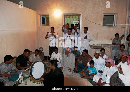 Bedouin musicisti suonano al matrimonio tradizionale celebrazione. El Tur, Sinai, Egitto Foto Stock