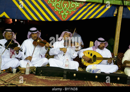 Saudi Arabian musicisti suonano il violino e oud al matrimonio tradizionale celebrazione. El Tur, Sinai, Egitto Foto Stock