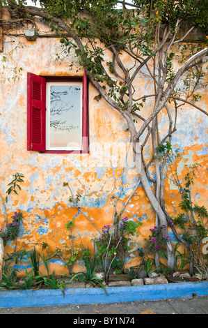 Colorata,edificio del XIX secolo nel quartiere di Anafiotika, direttamente sotto l'Acropoli, di Plaka, il centro di Atene, Grecia. Foto Stock