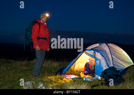 Gilar Farm, Snowdonia, il Galles del Nord. L uomo e la donna camping . (MR) Foto Stock