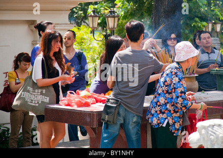 Wong Tai Sin Temple di Kowloon, Hong Kong, Cina, Asia. Chiamato anche Sik sik Yuen popolo cinese con joss bastoni pregando Foto Stock