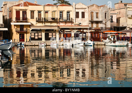 La mattina presto nel vecchio porto di Rethymnon sull isola di Creta, con i suoi colorati veneziane e palazzi ottomani. Foto Stock