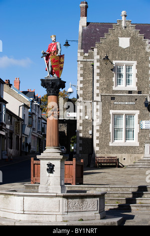 Il Regno Unito, il Galles del Nord; Conwy. Statua di Edward I, che aveva commissionato a Conwy Castle e le mura della città, su una fontana nella piazza di Lancaster. Foto Stock