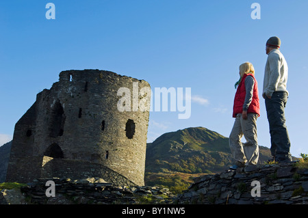 Regno Unito; Galles del Nord; Snowdonia; giovane sightseeing a Dolbadarn Castle, Llanberis. (MR) Foto Stock