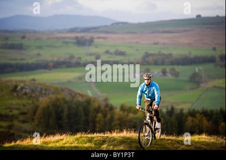 Gilar Farm, Snowdonia, il Galles del Nord. L'uomo mountain bike. (MR) Foto Stock