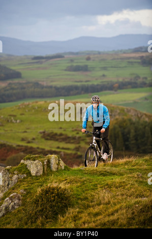 Gilar Farm, Snowdonia, il Galles del Nord. L'uomo mountain bike. (MR) Foto Stock