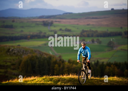 Gilar Farm, Snowdonia, il Galles del Nord. L'uomo mountain bike. (MR) Foto Stock