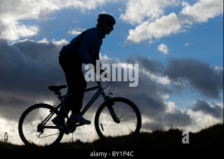 Gilar Farm, Snowdonia, il Galles del Nord. L'uomo mountain bike . (MR) Foto Stock