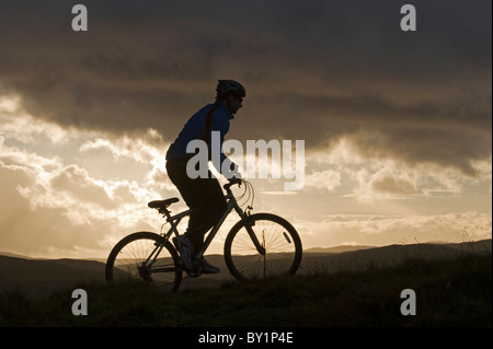 Gilar Farm, Snowdonia, il Galles del Nord. L'uomo mountain bike . (MR) Foto Stock