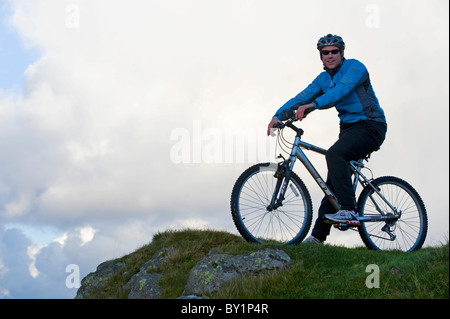 Gilar Farm, Snowdonia, il Galles del Nord. L'uomo mountain bike . (MR) Foto Stock