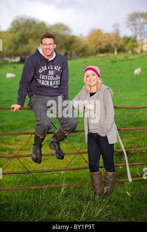 Gilar Farm, Snowdonia, il Galles del Nord. Un paio di rilassarvi su una fattoria su questo tradizionale gallese hill farm. (MR) Foto Stock