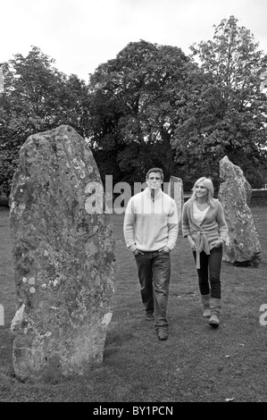 Il Regno Unito, il Galles del Nord, Llanwrst. Un giovane visita il cerchio di pietra. (MR) Foto Stock