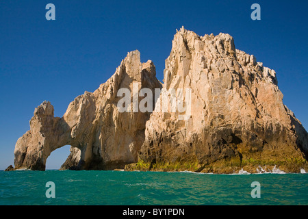 Il Lands End Arch a Cabo San Lucas, Messico a mezzogiorno Foto Stock