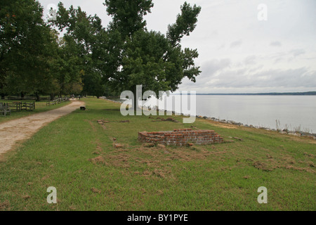 Alcuni originali fondamenta, parte della storica Jamestowne insediamento sul fiume James, Virginia, Stati Uniti. Foto Stock