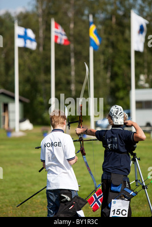 Giovani arcieri sparano in un concorso internazionale tra il Cap dei Paesi del Nord (Finlandia, Svezia, Norvegia) , Finlandia Foto Stock