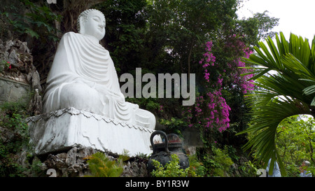 Statua di Buddha, tempio nella grotta, montagna di marmo, Danag, Vietnam Foto Stock