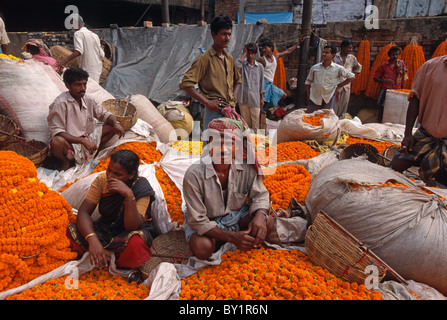 Il mercato dei fiori Howrah-Bridge vicino a Calcutta (Kolkata), India Foto Stock