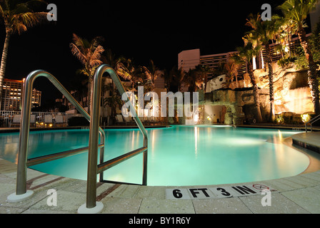 Un resort piscina di notte Foto Stock