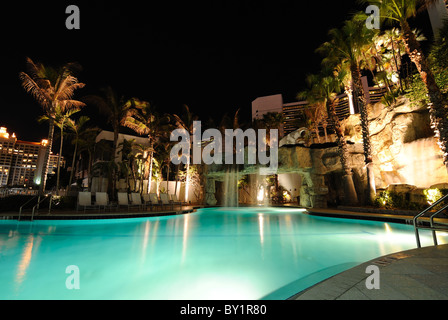 Un resort piscina di notte Foto Stock