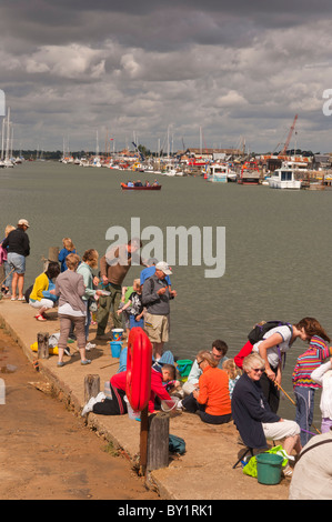 Persone pescato granchi a Walberswick , Suffolk , Inghilterra , Gran Bretagna , Regno Unito Foto Stock