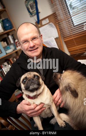 Premiato lingua gallese scrittore romanziere autore MIHANGEL MORGAN a casa con i suoi cani Foto Stock