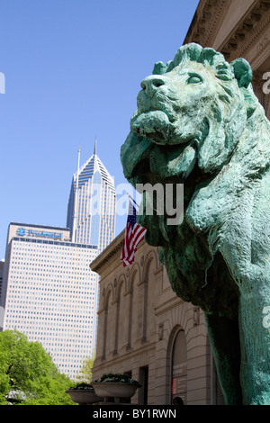 Leone di Bronzo statua all'entrata dell'Art Institute of Chicago building a Chicago, Illinois, Stati Uniti d'America. Foto Stock