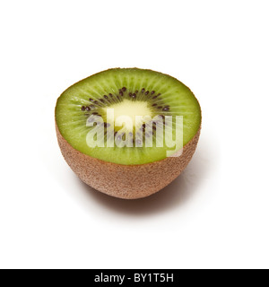 I Kiwi tagliati a metà isolato su un bianco di sfondo per studio. Foto Stock