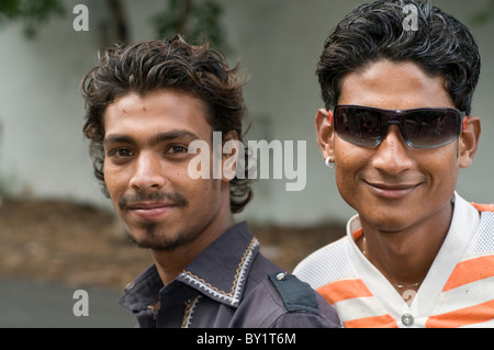 Due ragazzi sorridenti sulle strade di Bhopal in India Foto Stock