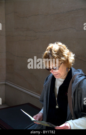 Turista femminile presso l'Art Institute of Chicago, Illinois, Stati Uniti d'America. Signor Foto Stock