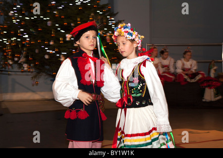 Regno Unito, Inghilterra, nello Yorkshire, Leeds, City Museum, polacco evento di Natale, i bambini in costume tradizionale ballo folk Foto Stock