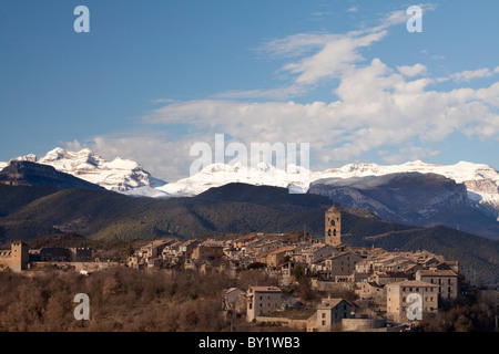 Villaggio di Ainsa e picchi Sorores -Añisclo, Marboré e Monte Perdido-, Huesca, Spagna Foto Stock