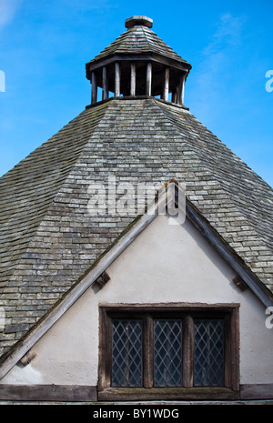 Dunster un borgo storico e Castello con cottage con il tetto di paglia in Somerset.Inghilterra Foto Stock