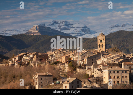 Villaggio di Ainsa e picchi Sorores -Añisclo, Marboré e Monte Perdido-, Huesca, Spagna Foto Stock