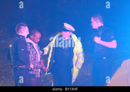 Drink di Natale iniziativa di unità da Thames Valley Police nella città di Milton Keynes, Inghilterra, Regno Unito. Foto Stock