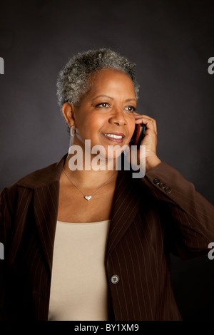 African American Donna che parla al telefono Foto Stock
