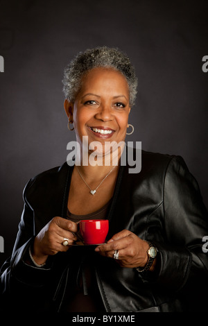 African American donna di bere il caffè Foto Stock