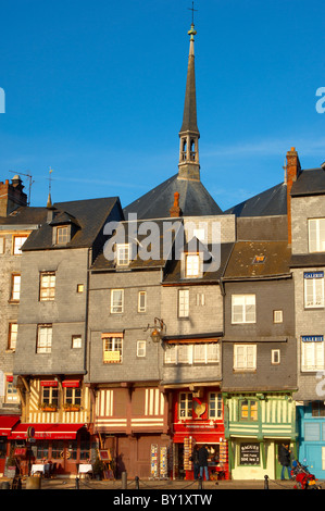 Porto in scena con yaughts e ristoranti del porto. Honfleur, Normandia, Francia. Foto Stock