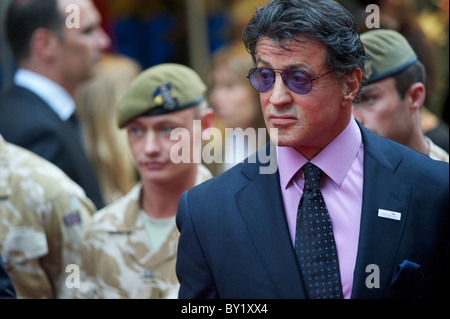 Attore e regista Sylvester Stallone arriva per la prima assoluta di "La sostituzione delle parti soggette a usura,' la sera di lunedì 9 agosto, 2010, presso il Foto Stock