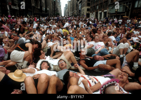 Centinaia di membri del gruppo attivista ACT UP protestare contro la mancanza di un efficace trattamento per i malati di AIDS Foto Stock