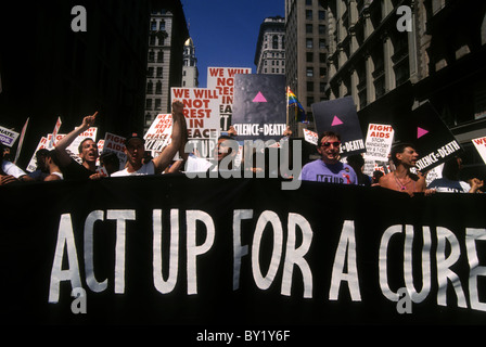 Centinaia di membri del gruppo attivista ACT UP protestare contro la mancanza di un efficace trattamento per i malati di AIDS Foto Stock